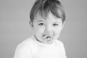 Portrait noir et blanc enfant avec sucette
